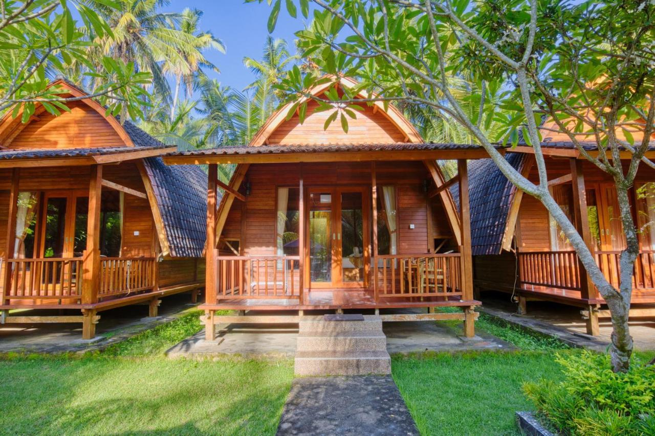 Puri Yalus Bungalow Toyapakeh Exterior photo