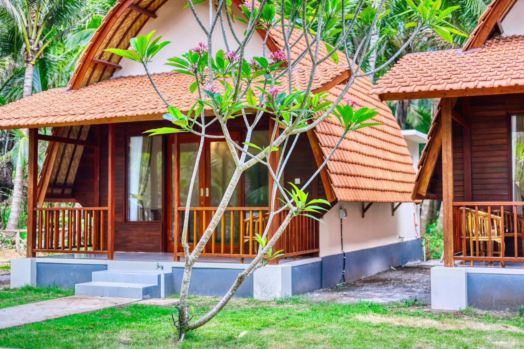 Puri Yalus Bungalow Toyapakeh Exterior photo