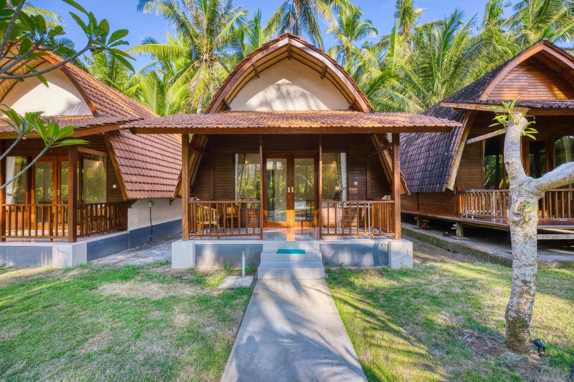 Puri Yalus Bungalow Toyapakeh Exterior photo